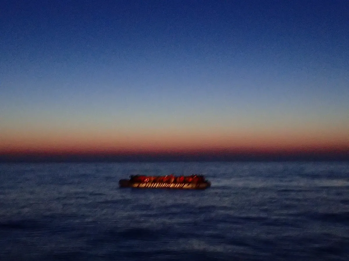 Schlauchboot mit Geflüchteten mitten in der Nacht