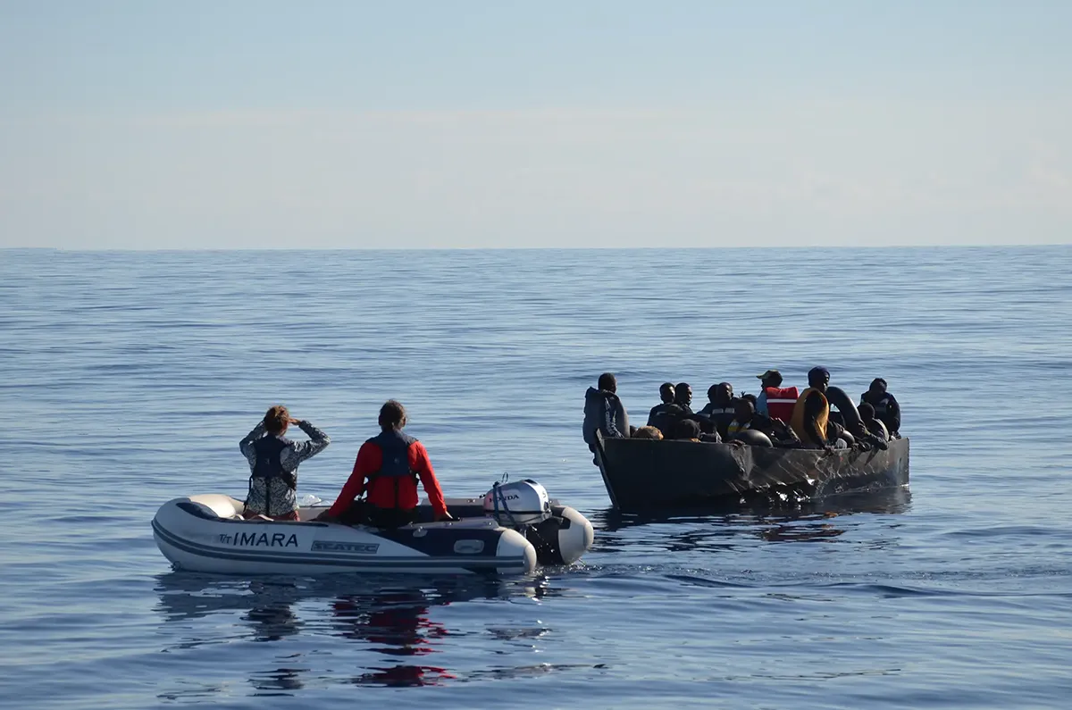 Crew der Imara eilt zu einem Boot in Seenot