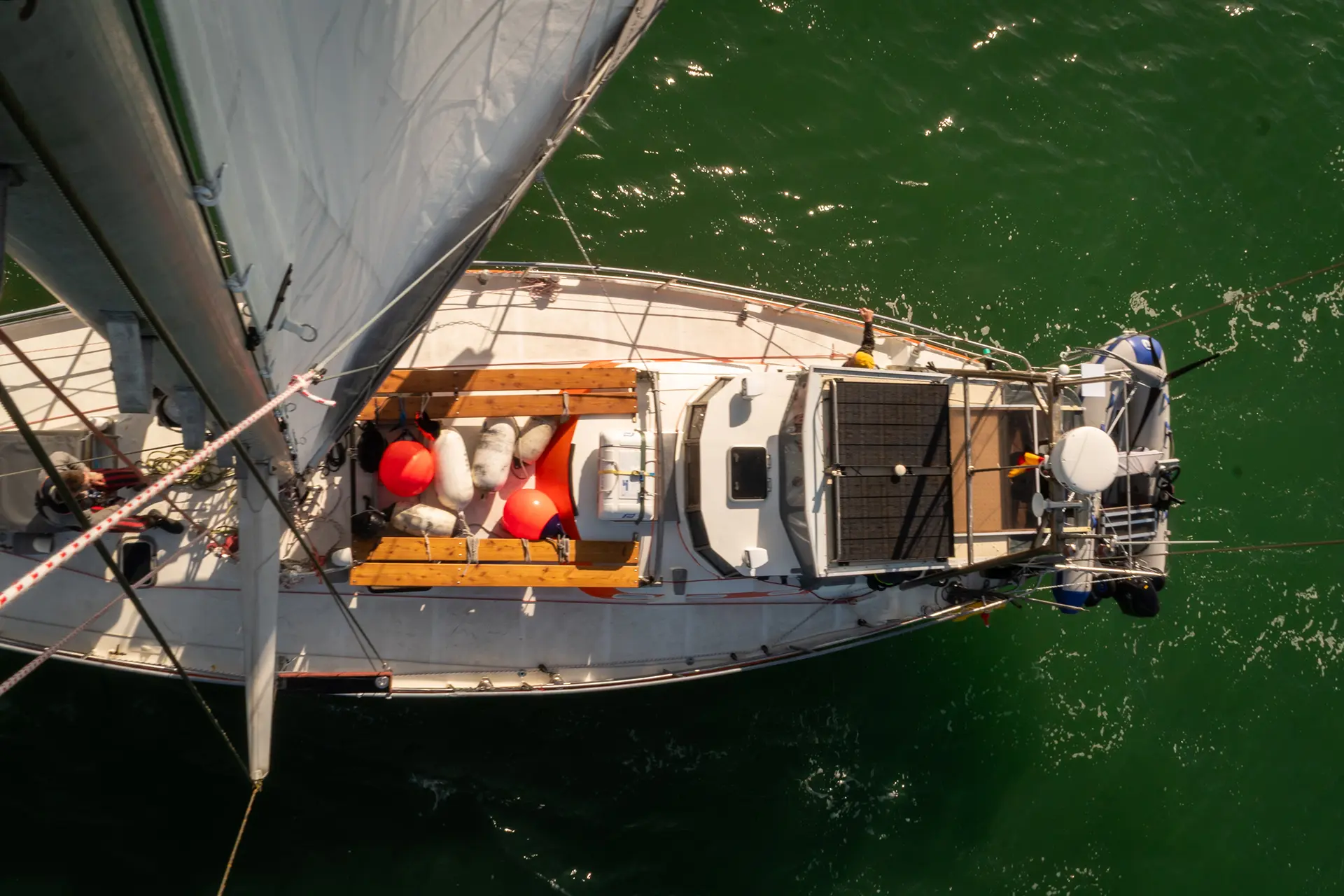 Blick vom Mast nach unten auf die Thetis II. Die Bänke für unsere Gäste und das Solarpanel sind zu sehen.