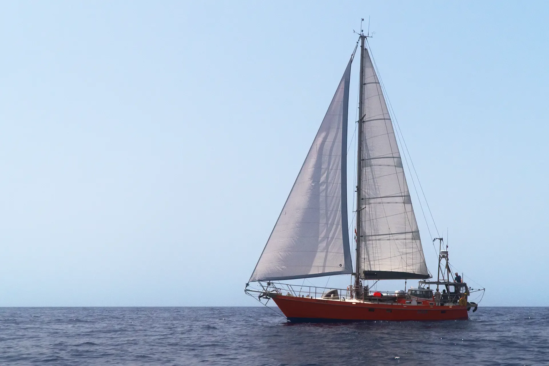 Das Segelschiff Thetis II im Profil auf hoher See, bereit für die Seenotrettung.